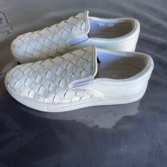 Marc Fisher Womens  White Calla Woven Leather Slip On Sneakers Shoes Size 7.5 M - Picture 3 of 8